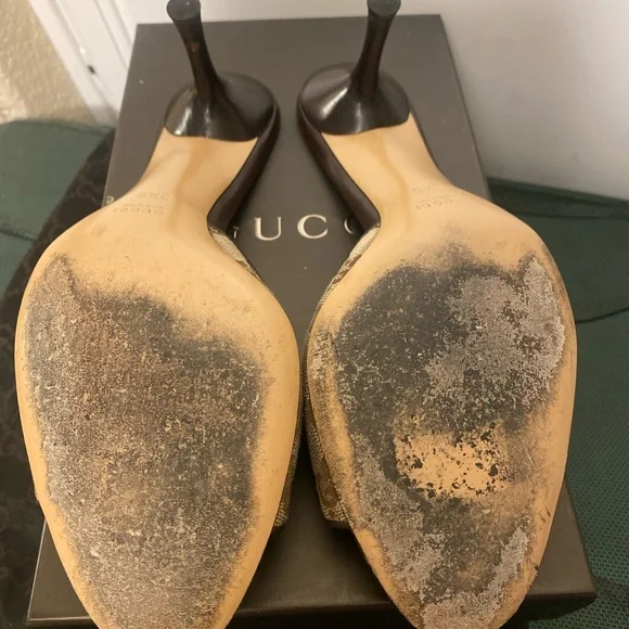 Gucci Women's Brown Heels with Red and Green Bow - Picture 4 of 10